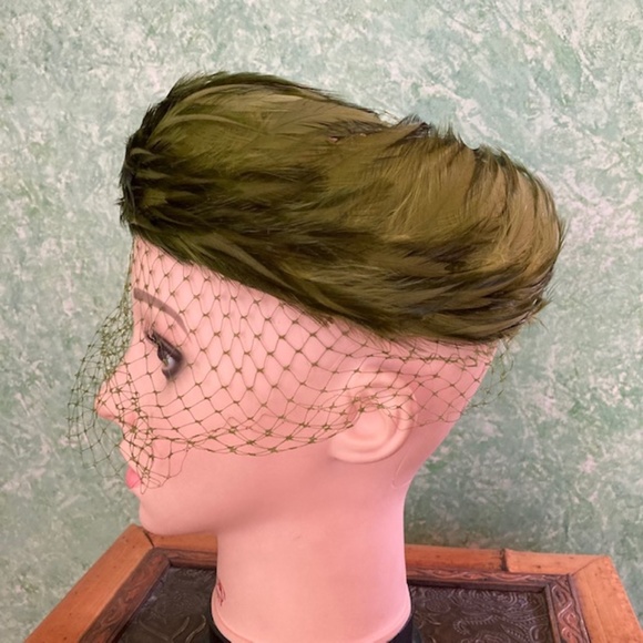 VINTAGE green feather hat with netting - Picture 2 of 6